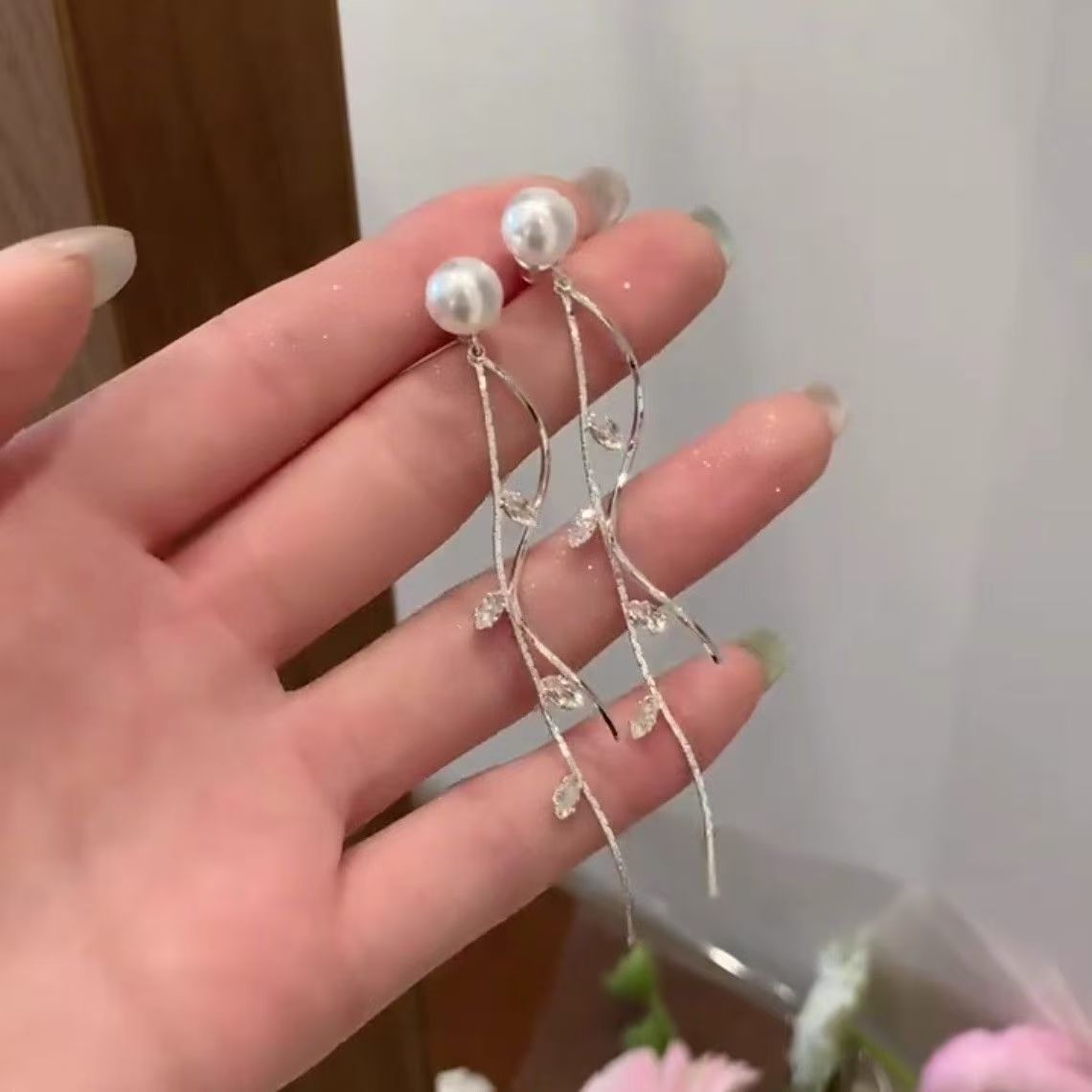 Women's Korean Leaves Pearl Tassel Light Luxury Advanced Earrings