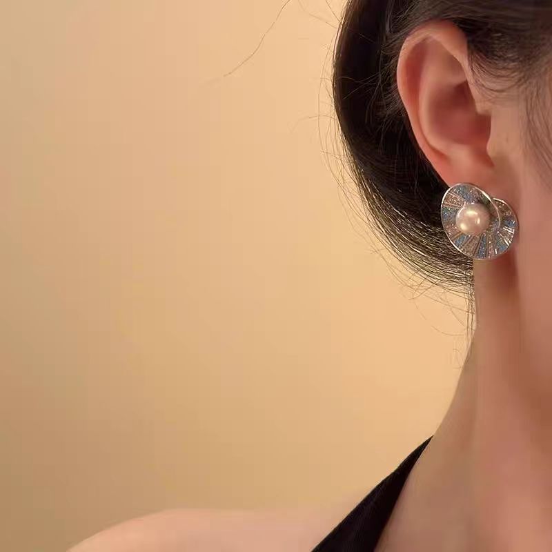 Women's Retro High-grade Full-jeweled Shell Pearl Design Stud Earrings
