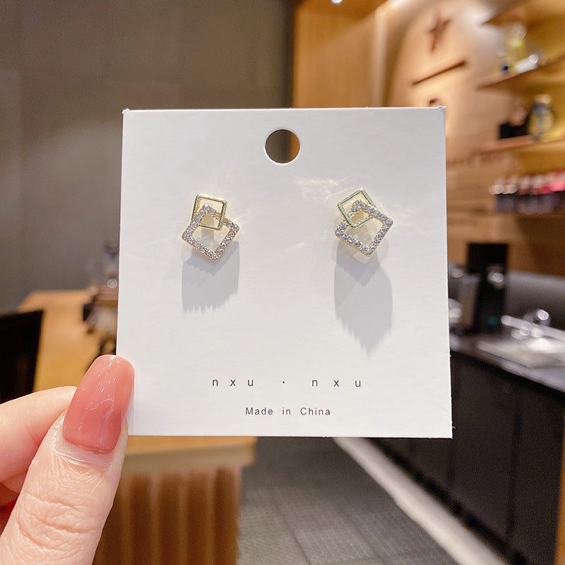 Women's Korean Style Metal Alloy Pearl High-grade Long Stall Light Stud Earrings
