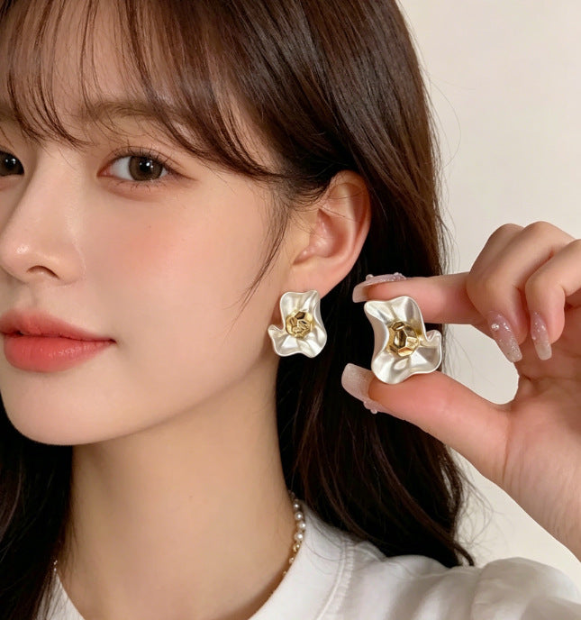 Women's Minority Design Fashionable Flower Light Luxury High-grade Temperament Earrings