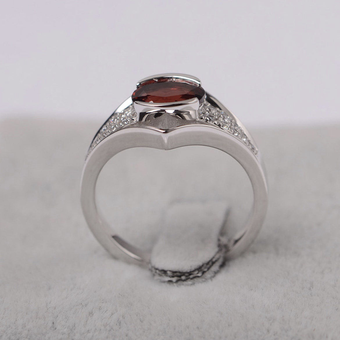 Women's Pomegranate Red Zircon Simple Fashion Hand Ring