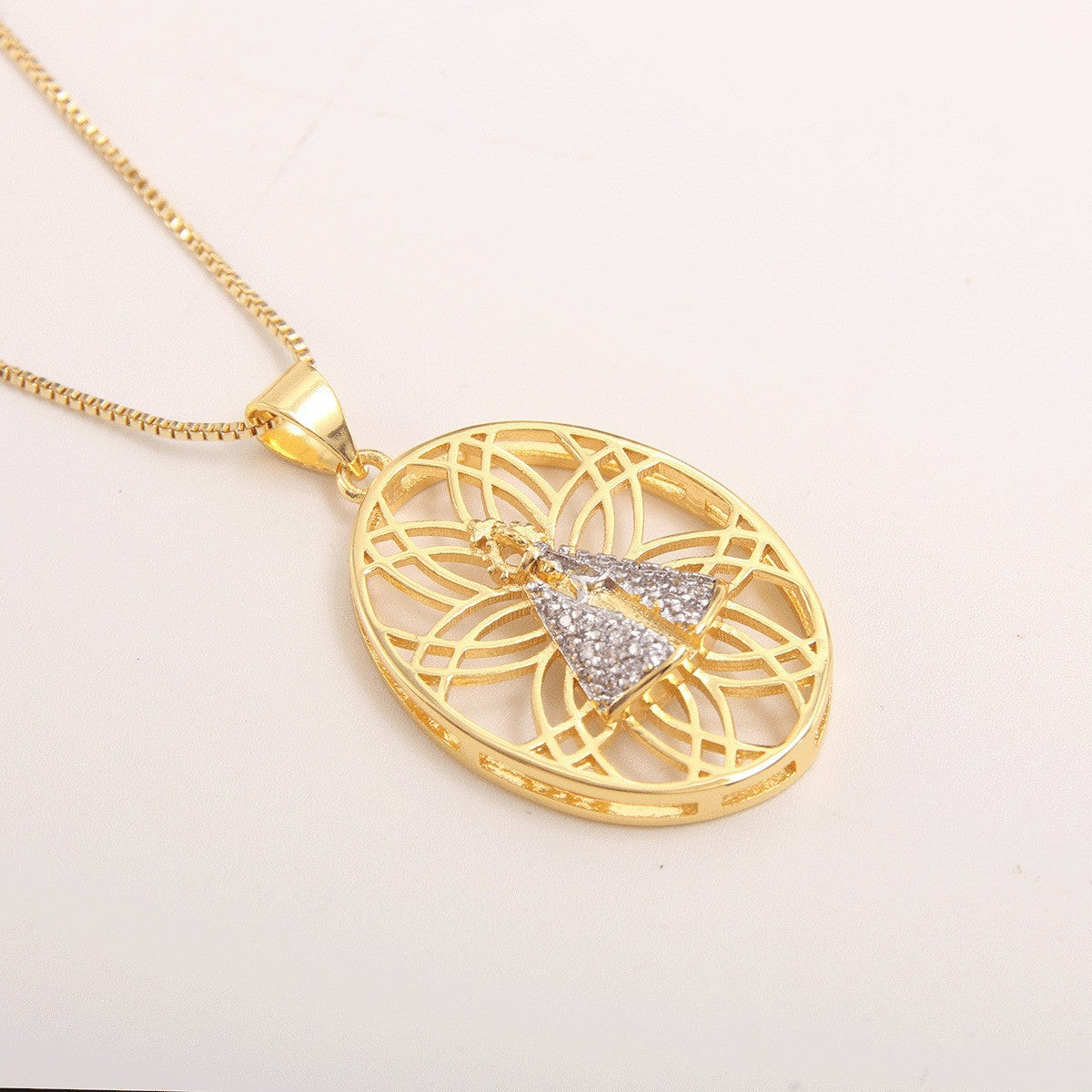 Fashionable Golden Hollow Gold Inlaid Zircon Lace Necklace