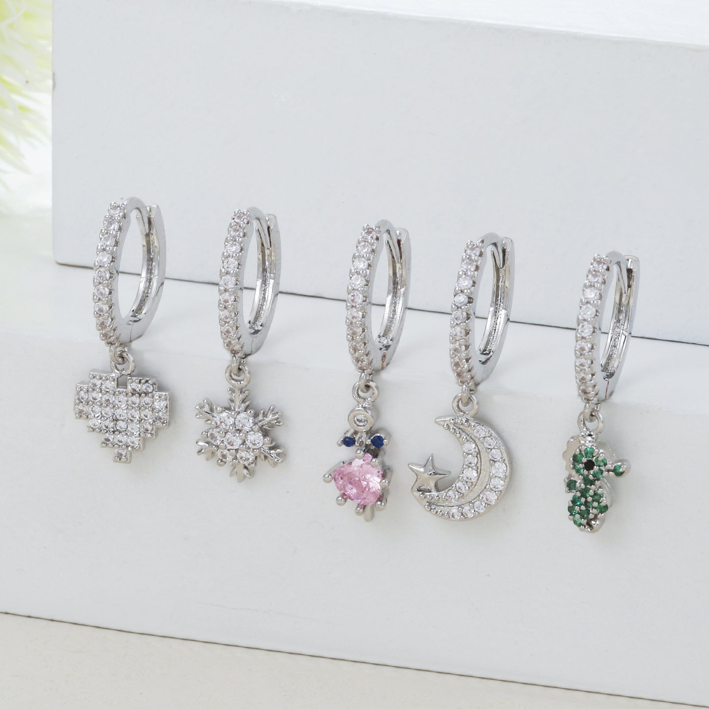 Micro Inlaid Zircon Personalized Love Heart-shaped Design Cold Ear Buckle