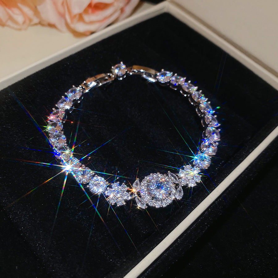 With Diamond Round Exquisite Fashion Retro Unique Design Light Luxury Bracelets
