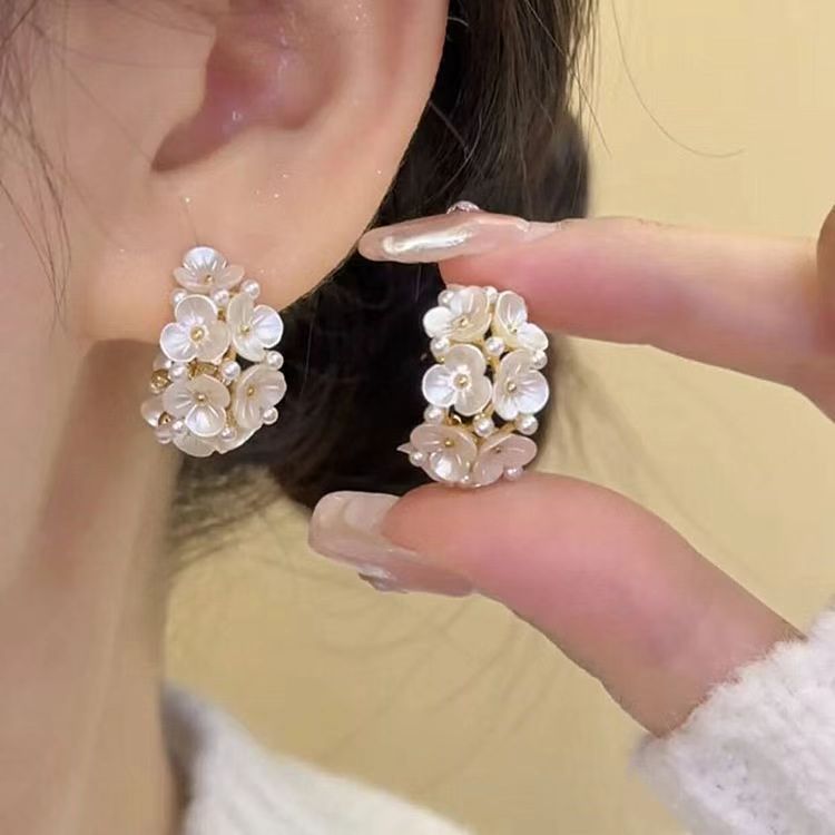 Women's Vintage Shell Flower Pearl For Light Luxury Minority Stud Earrings