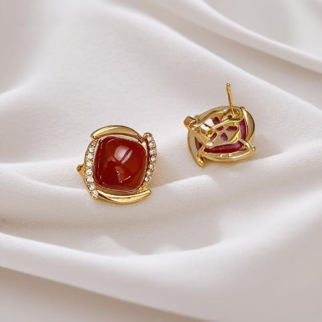 Women's Elegant Trendy Wild Vintage Light Luxury Stud Earrings