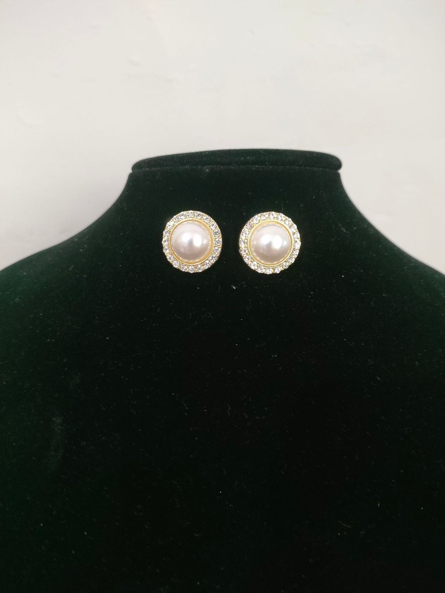 Women's Elegant Retro Pearl Temperament Wild French Style Short Clavicle Necklace
