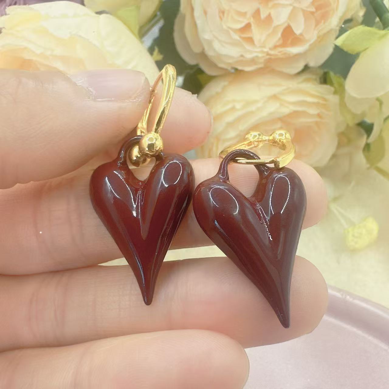 Women's Temperament Simple Red Clip Drip Glazed Love Heart High-grade Ear Buckle