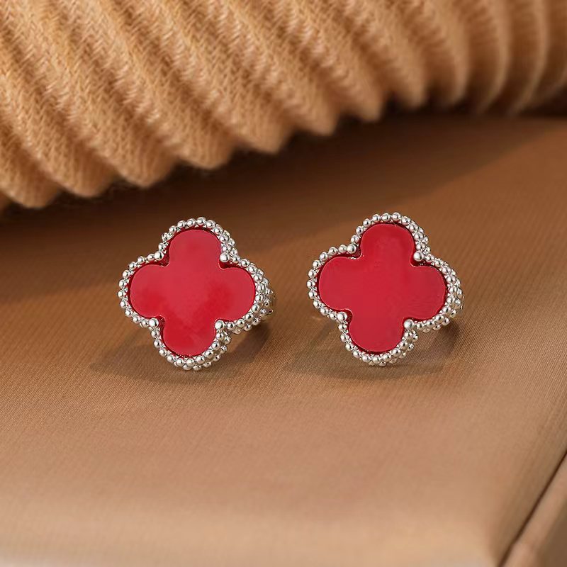Leaf Clover Classic Style Light Luxury Ear Buckle