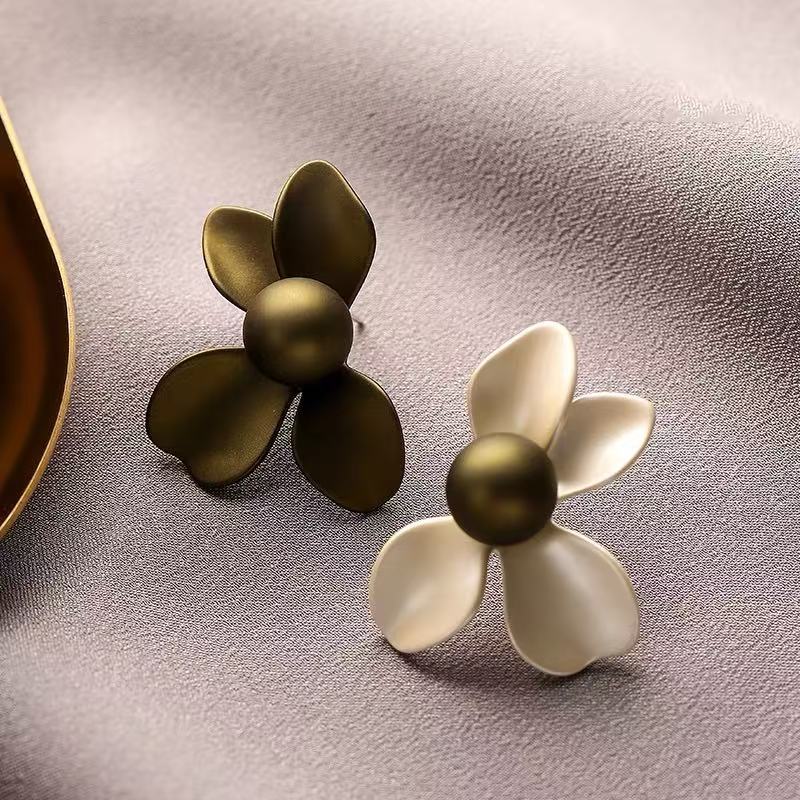Women's Petal Pearl Mori Style Niche Design Stud Earrings