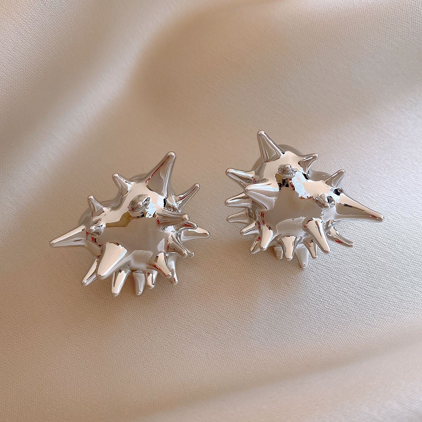 Sier Needle Metallic Hollow Flower Fishtail Pearl High-key Dignified Earrings