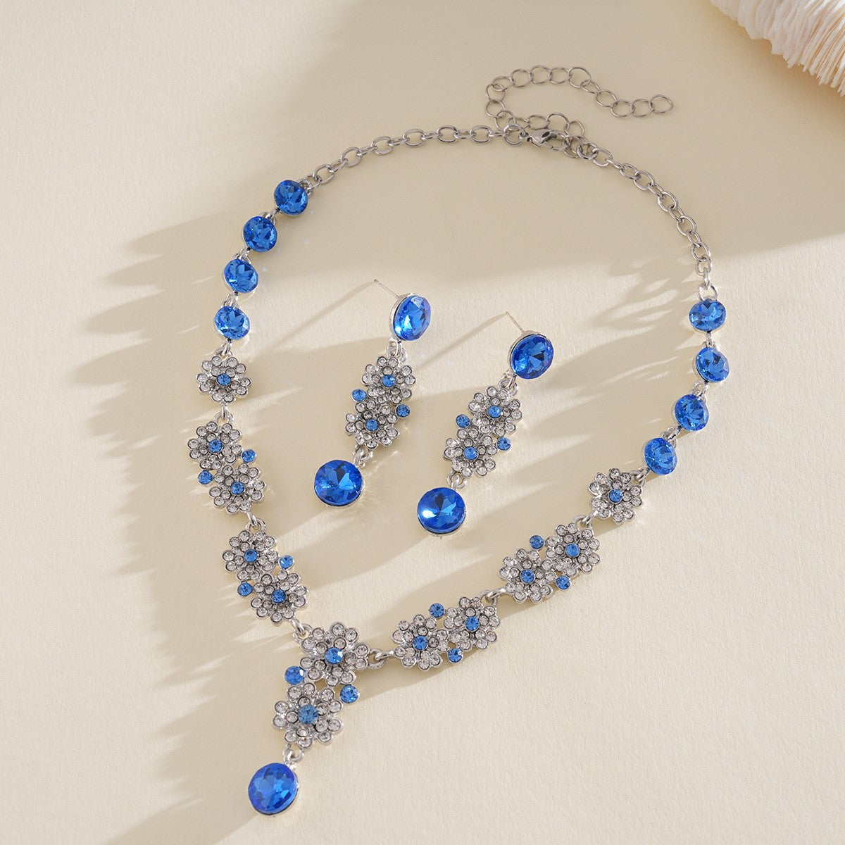 Women's Flower Round Vintage Court Style Light Luxury Clavicle Chain Fashion Necklace