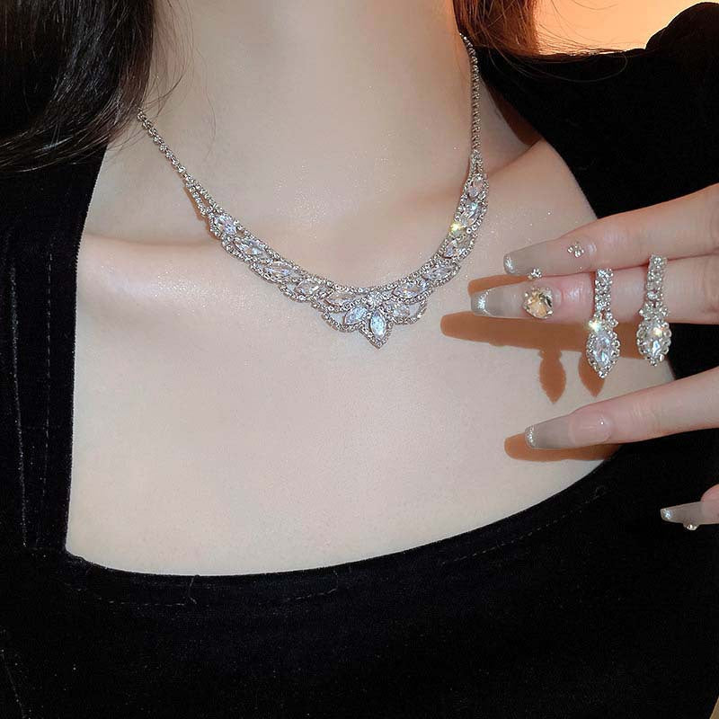 Set Graceful Fashionable High-grade Sweater Chain Light Luxury Cold Necklaces