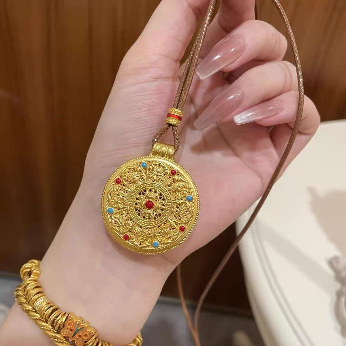 Women's Style Hollow Vajra Compass Light Luxury Necklace