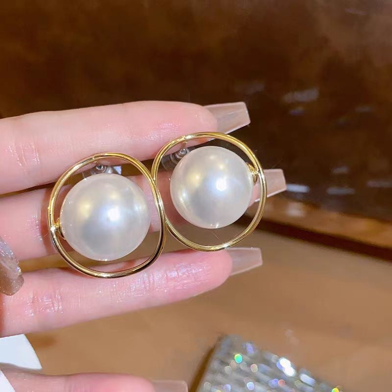 Women's Elegant Delicate Pearl Fashionable Niche Temperament Earrings