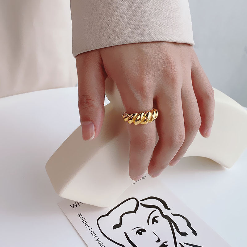 Female Croissant Gold Niche High Sense Rings
