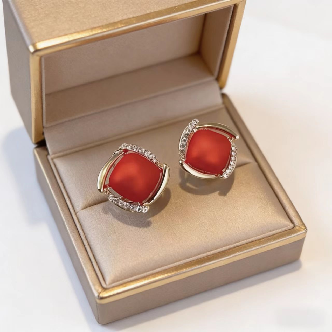 Women's Elegant Trendy Wild Vintage Light Luxury Stud Earrings