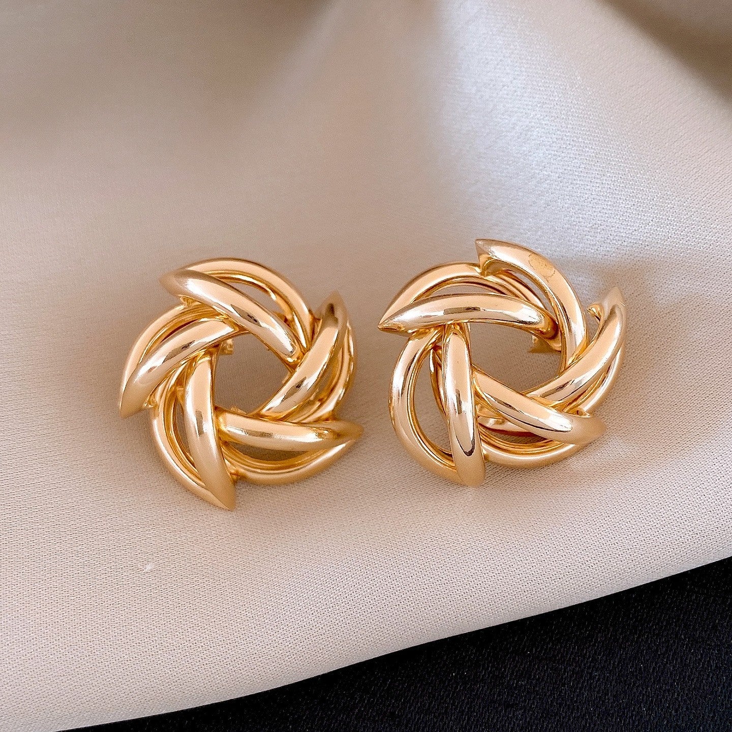 Sier Needle Metallic Hollow Flower Fishtail Pearl High-key Dignified Earrings