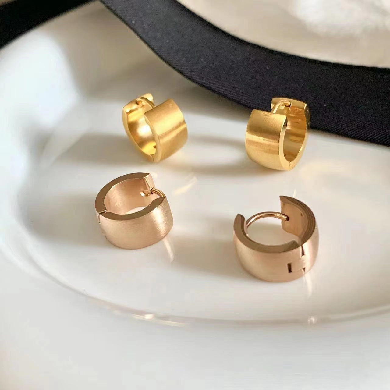 Minimalist Brushed Clip Female Titanium Steel Rose Ear Buckle