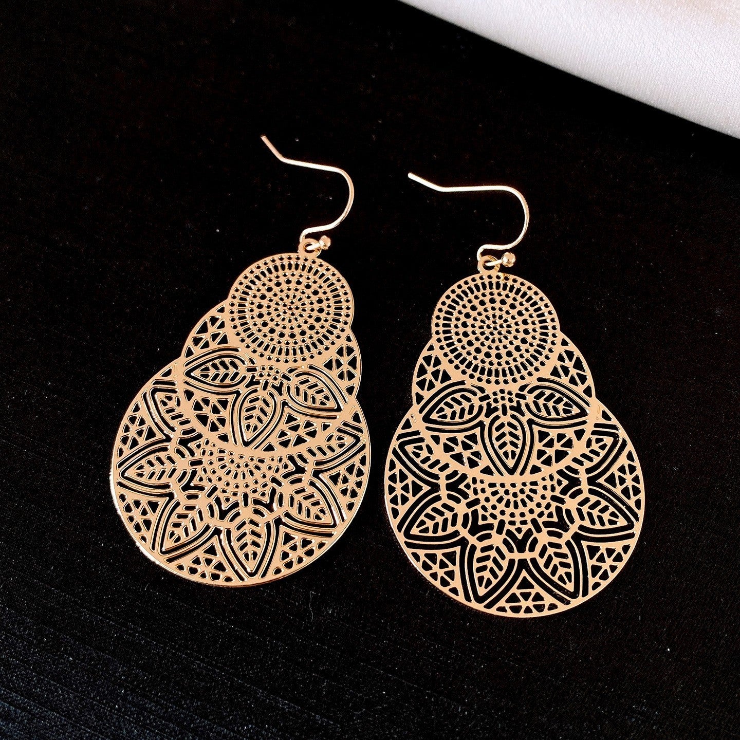 Sier Needle Metallic Hollow Flower Fishtail Pearl High-key Dignified Earrings