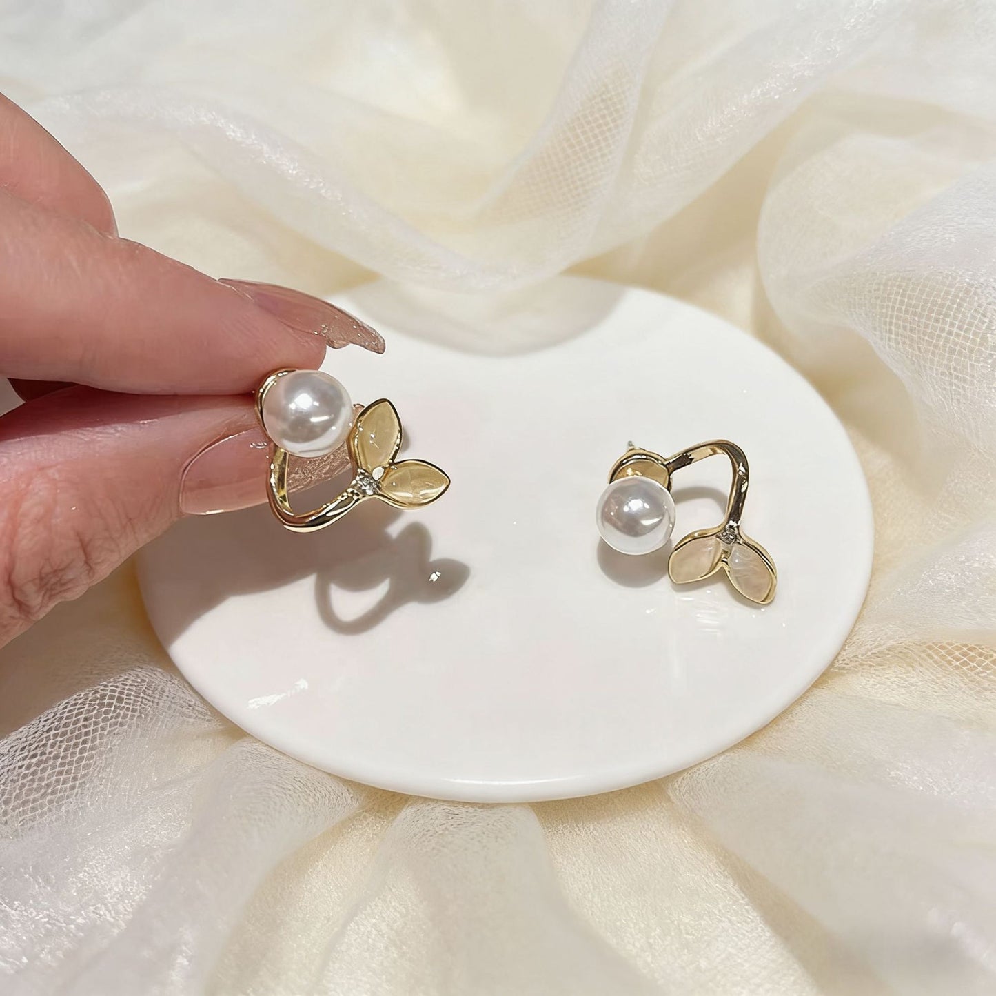 Style Elegant Dolphin Tail Pearl Female Niche Earrings