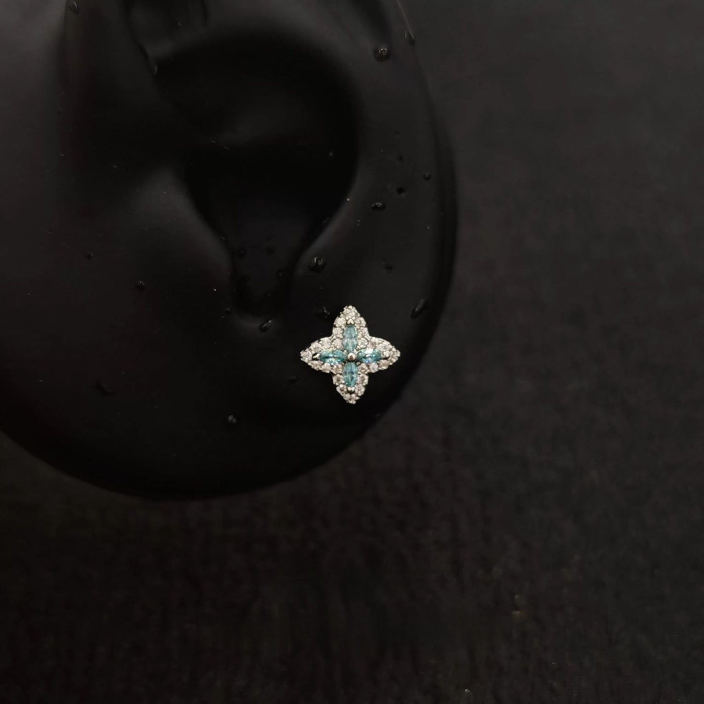 Women's Spiral Temperament Flash Four Leaf Clover Ear Tooth Mouth Bone Stud Earrings