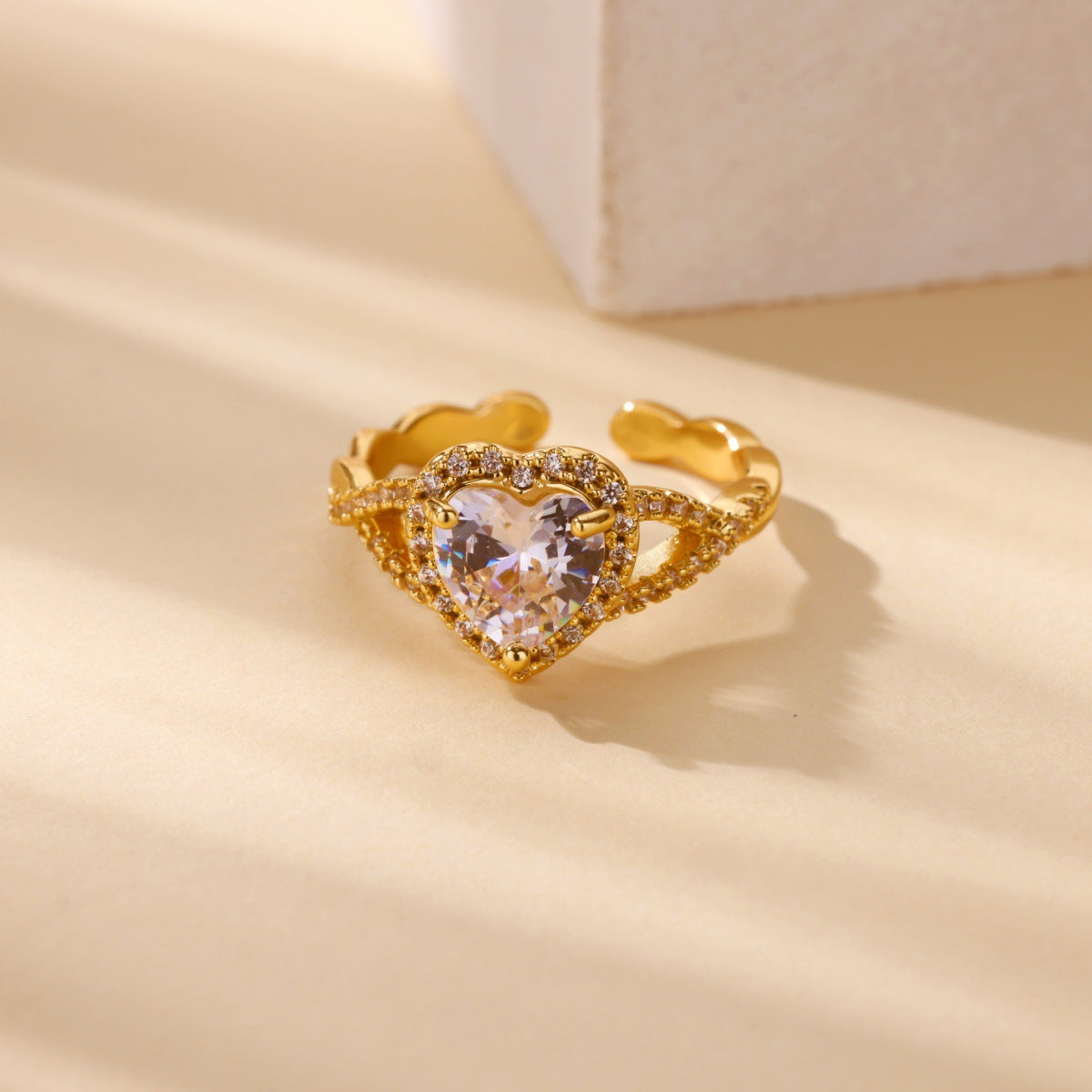 Women's Pink Loving Heart Zircon Gold-plated Starry Border Ring