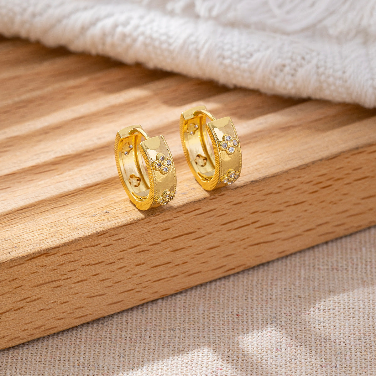 Classic Style Gold-plated Clover Clip High-grade Zircon Ear Buckle