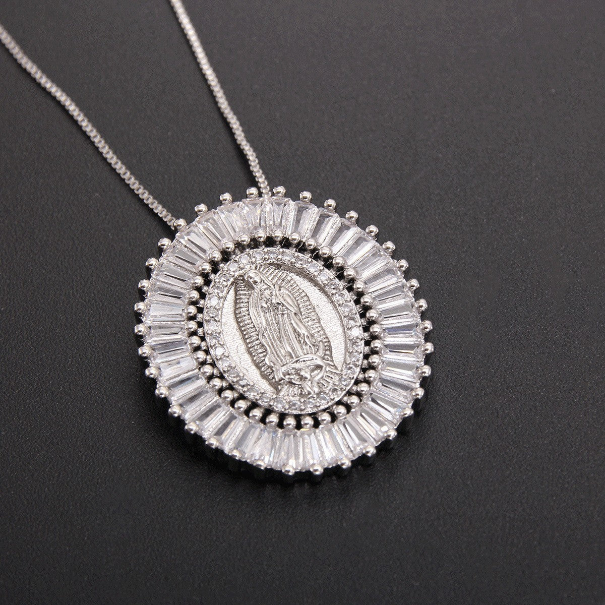 Fashionable Golden Hollow Gold Inlaid Zircon Lace Necklace