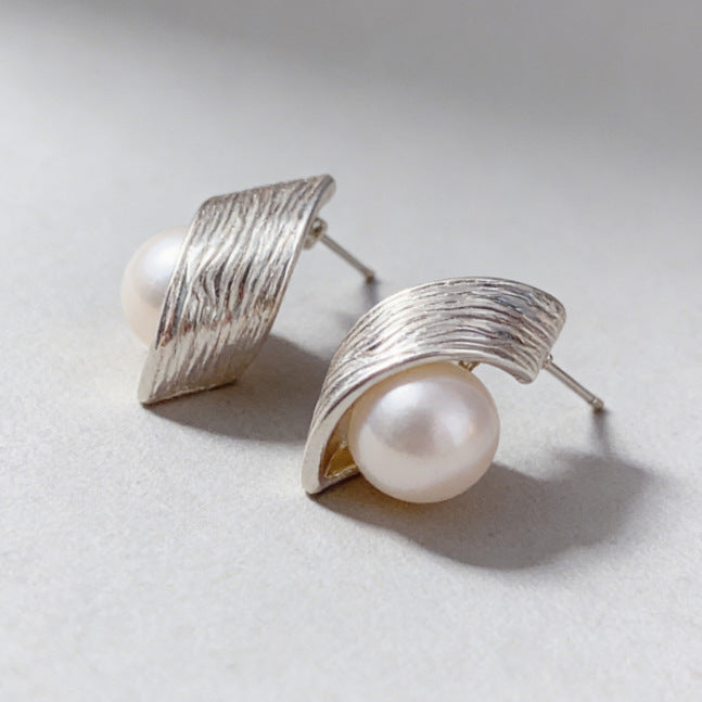 Women's Fashion Personality Metal Surrounding Pearl Simple Niche Temperament Minimalist Design Stud Earrings