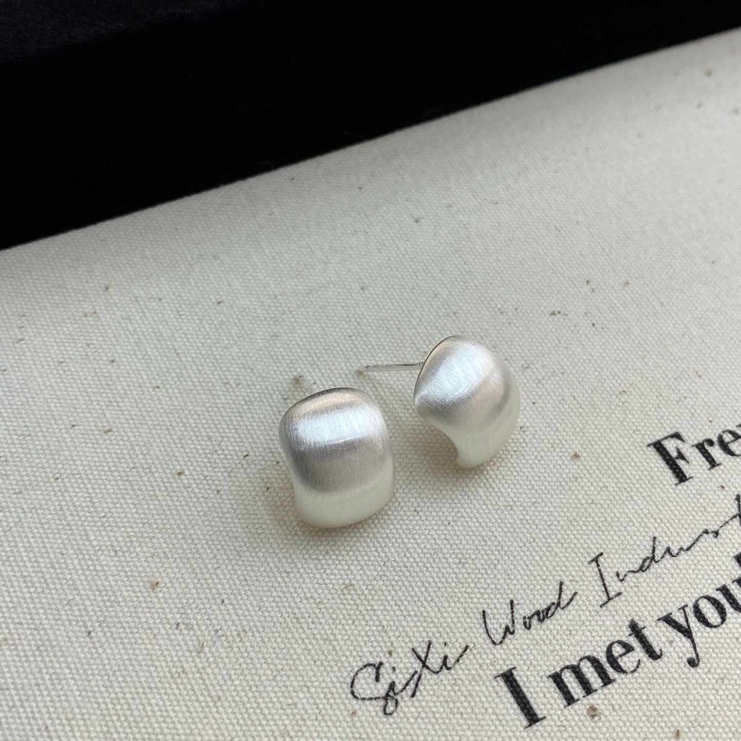 Women's Copper Gold-plated Small Bean Metal Matte Brushed Minimalist Commuter Stud Earrings