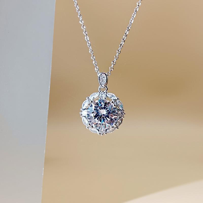 Diamond Light Luxury Karat Large Queen Pendants