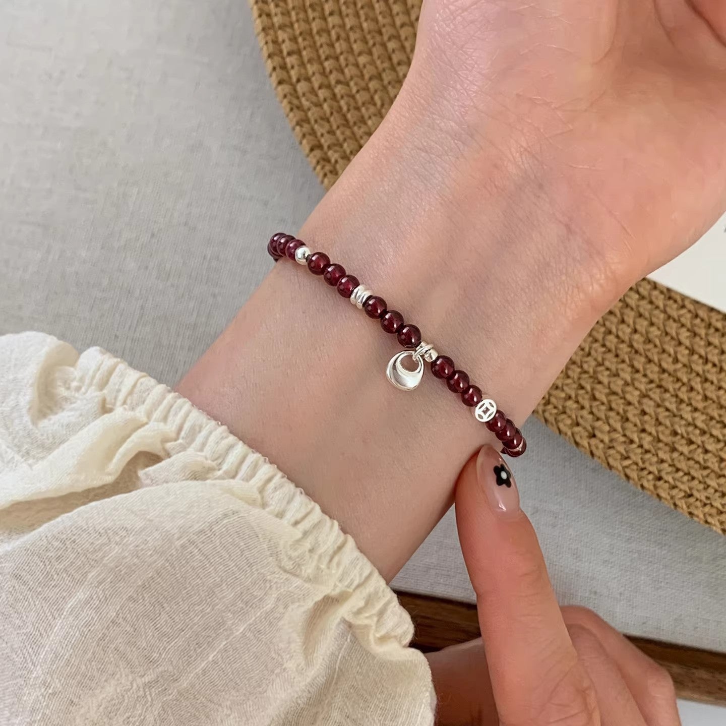 Women's Garnet Beaded Simple Niche Temperament Entry Lux Everyday Bracelet