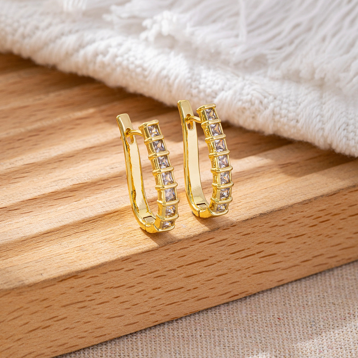 Classic Style Gold-plated Clover Clip High-grade Zircon Ear Buckle