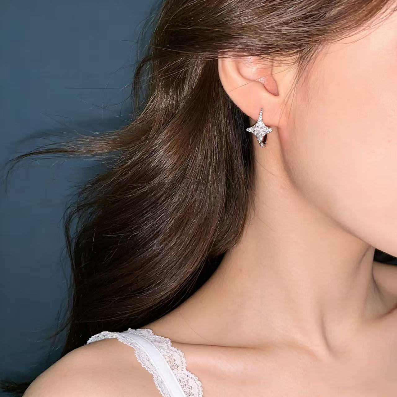 Women's Diamond Soil High-grade Light Luxury Earclip Unique Beautiful Delicate Ear Earrings