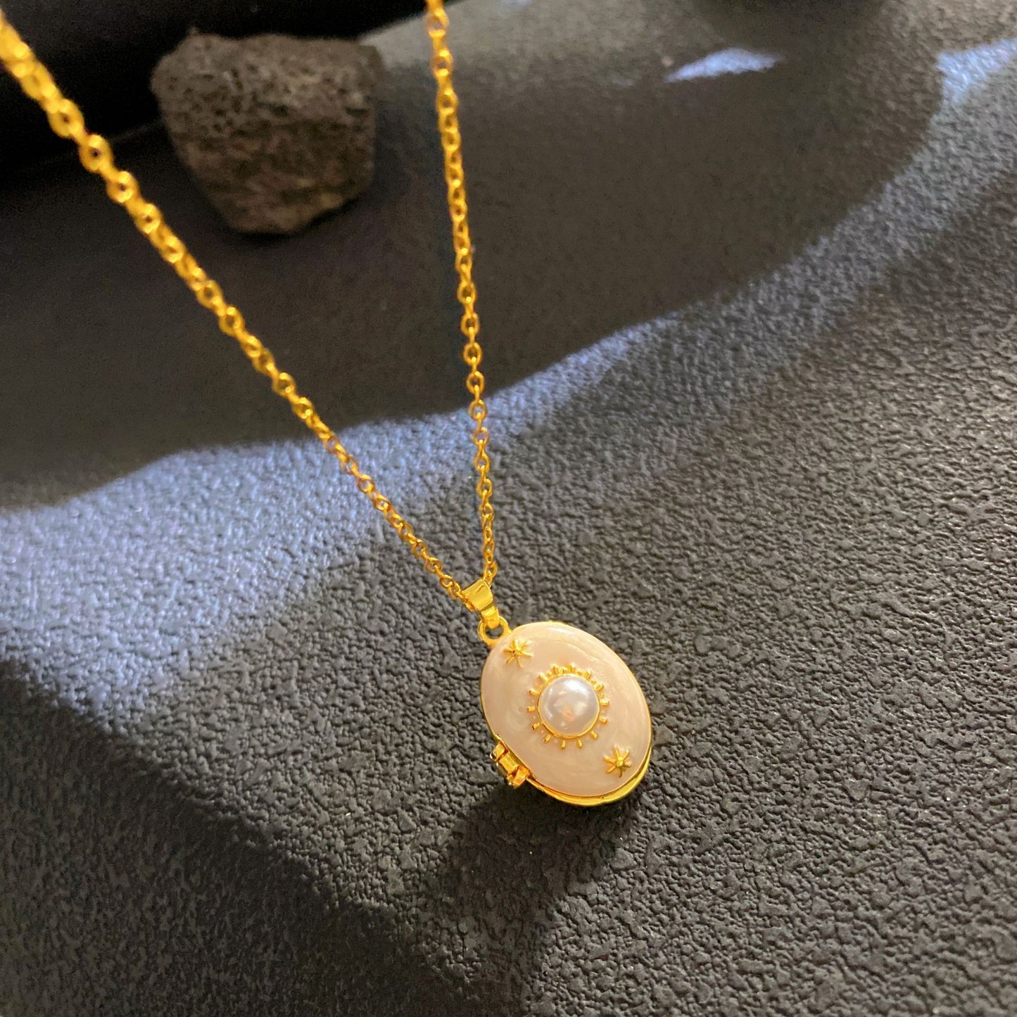 Women's Drip Glazed Box Fashion Shell Pearls Light Luxury Clavicle Pendants