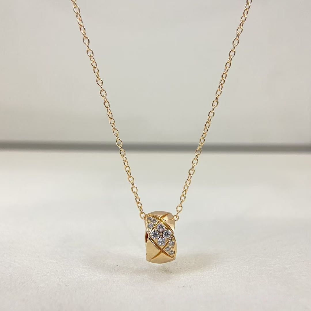 V Gold High Quality Classic Style Diamond Small Golden Necklace