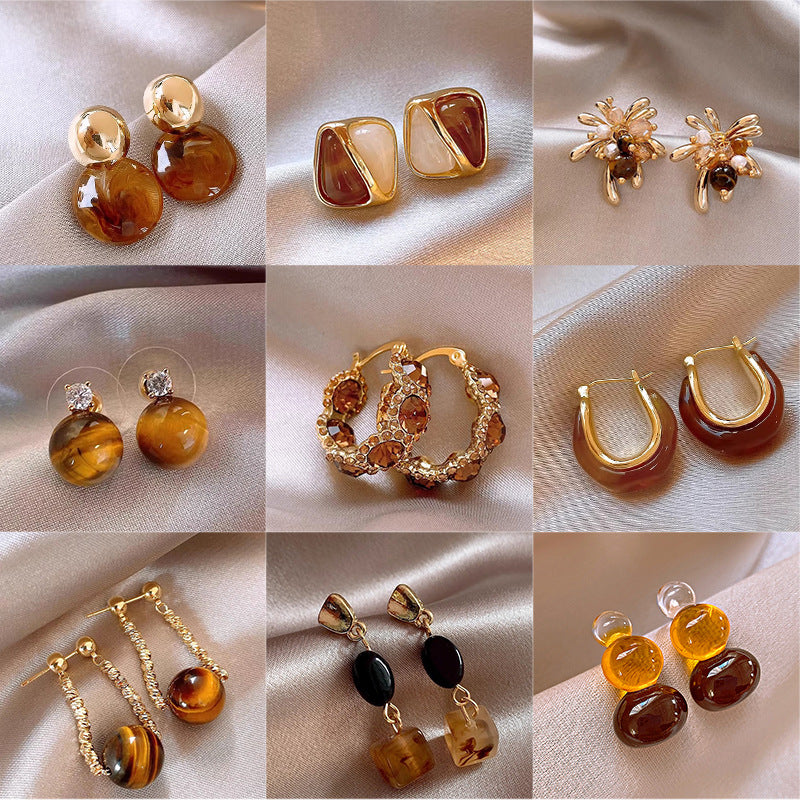 Women's Retro Coffee Color Style Light Luxury Temperament High Sense Stud Earrings