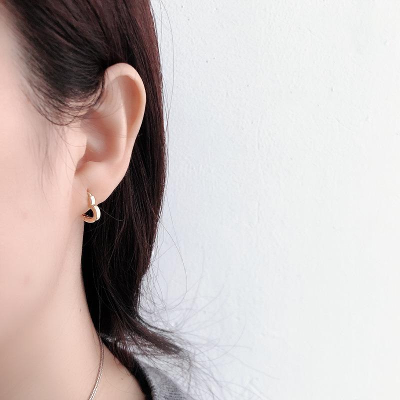 Golden Light Luxury Fashion Heart-shaped Small Ear Buckle