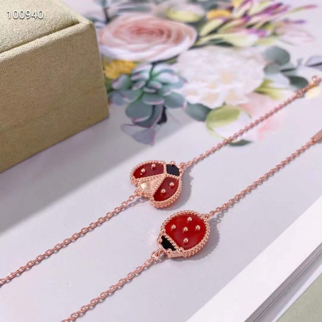 Women's Pork Belly Ladybug Light Luxury Fritillary Flower Fashion Necklace