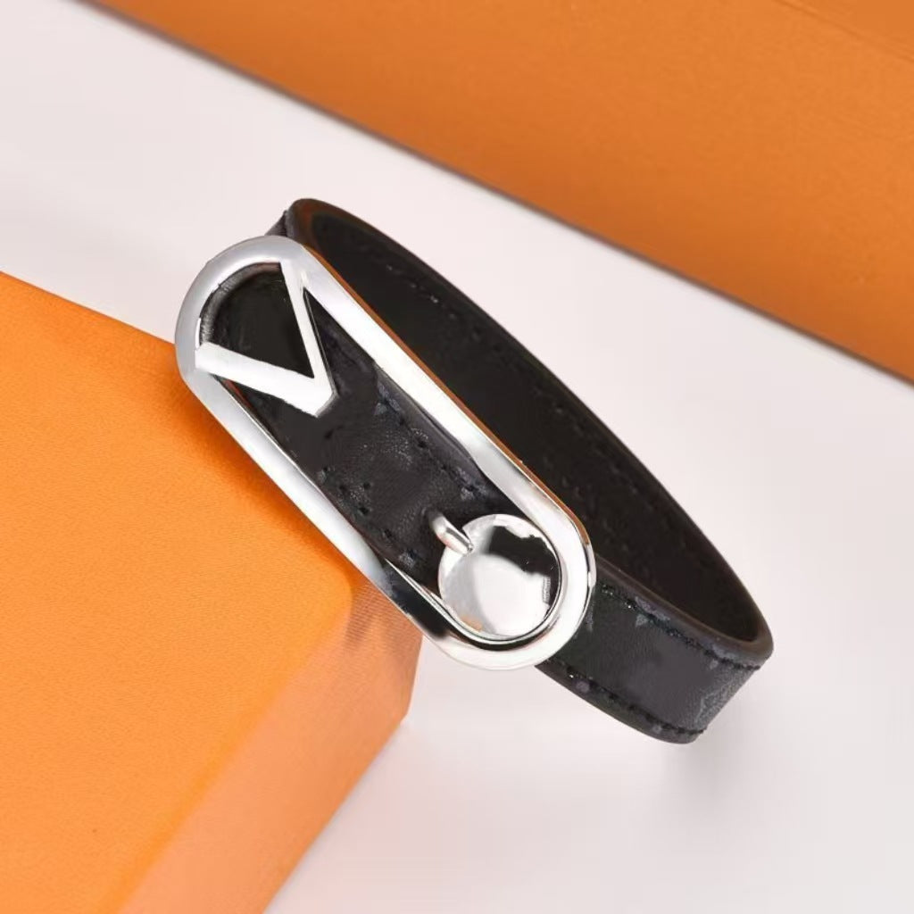 V's Four-leaf Clover Presbyopic Leather Couple Simple Bracelet
