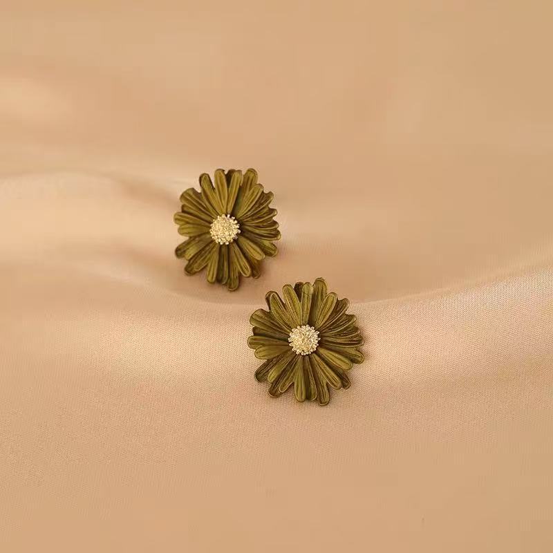 Women's Petal Pearl Mori Style Niche Design Stud Earrings