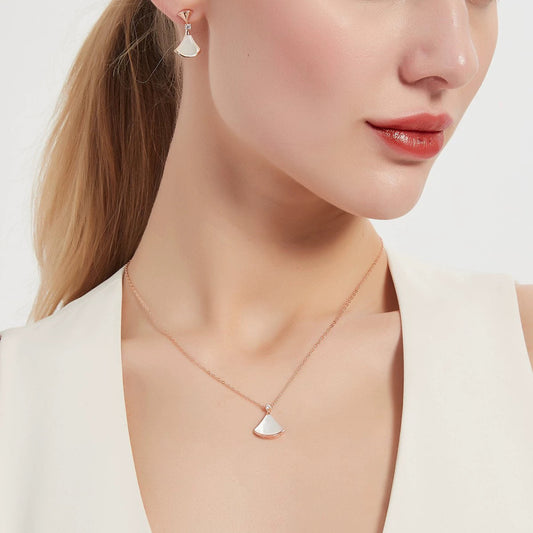 Women's Bao J High Quality V Gold Necklaces