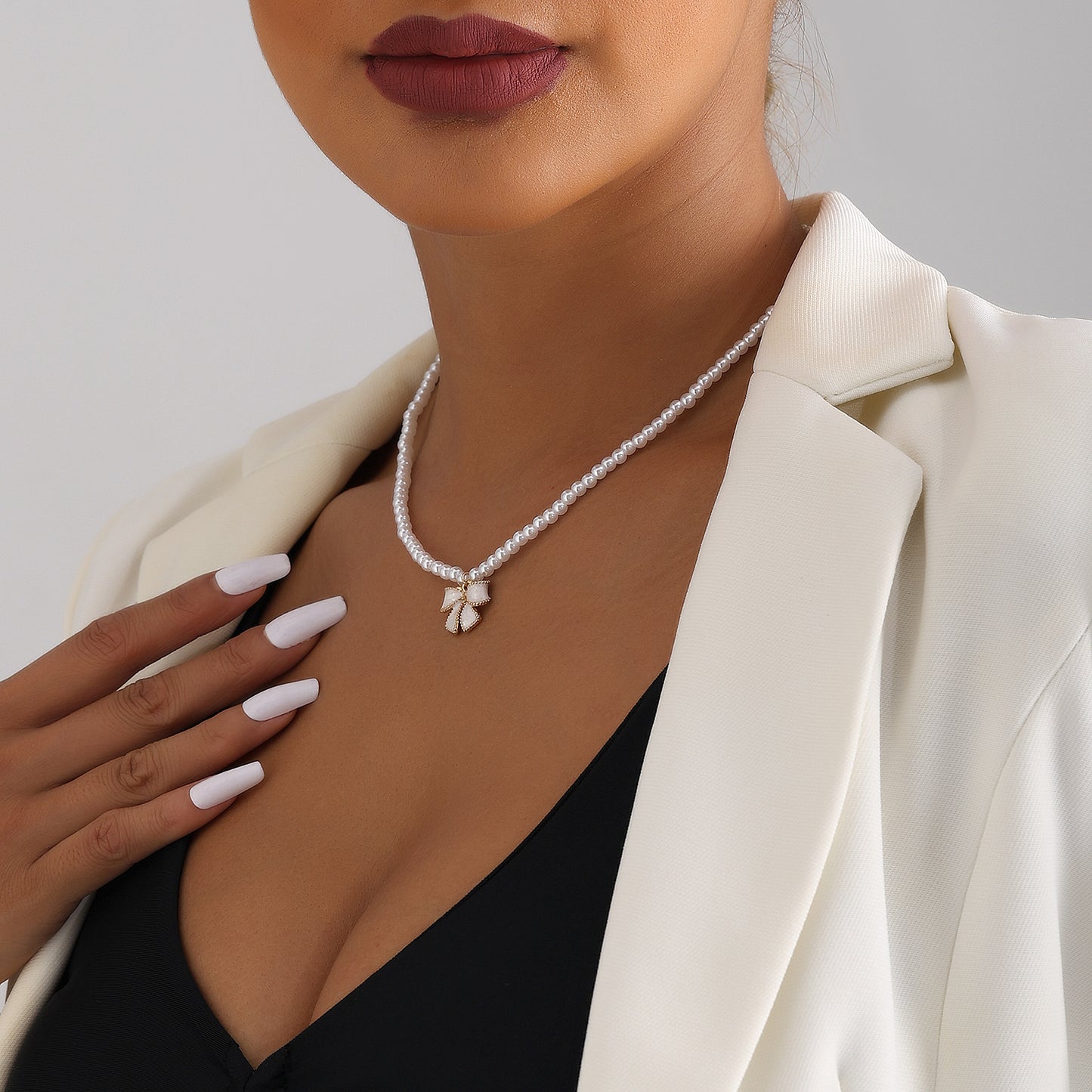 Women's Soft Bow Clavicle Chain Commuter Imitation Pearl Short Necklaces