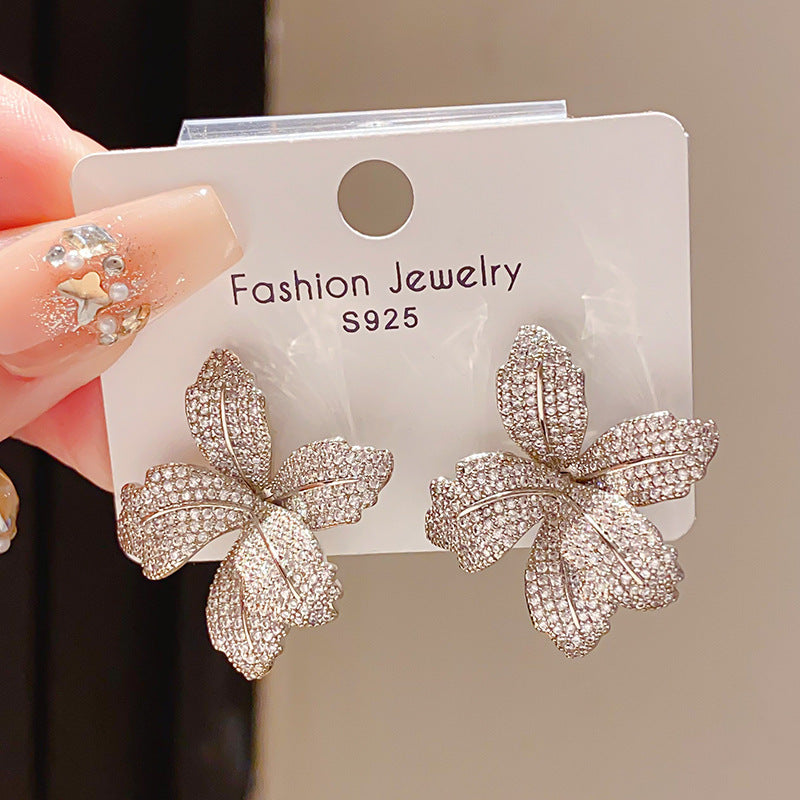 Women's Sier Needle Zircon Spiral Texture Retro Pendants