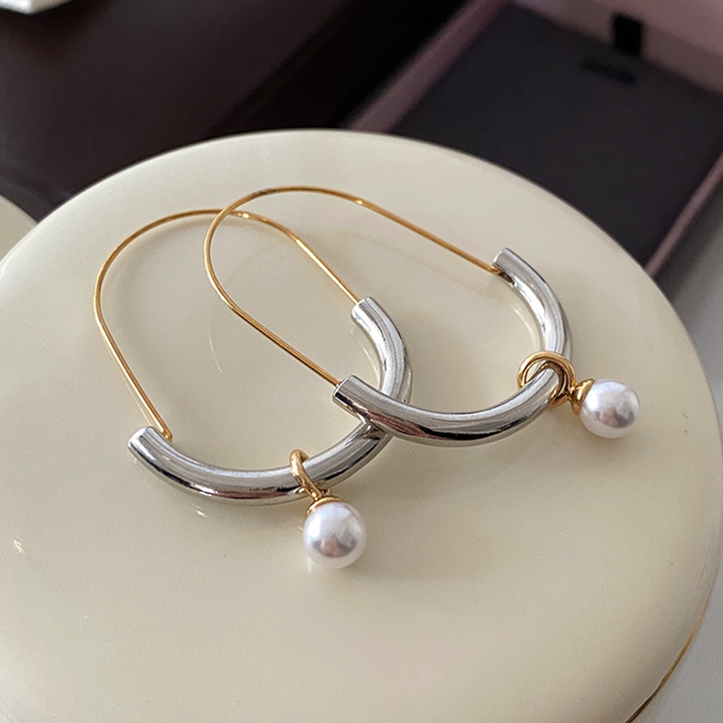 Women's Two-color Oval Metal High-grade Pearl Light Earrings