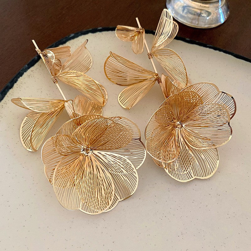 Sier Needle Metallic Hollow Flower Fishtail Pearl High-key Dignified Earrings