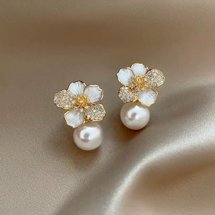 Women's Pearl Flower Light Luxury Graceful Fashionable Versatile Earrings