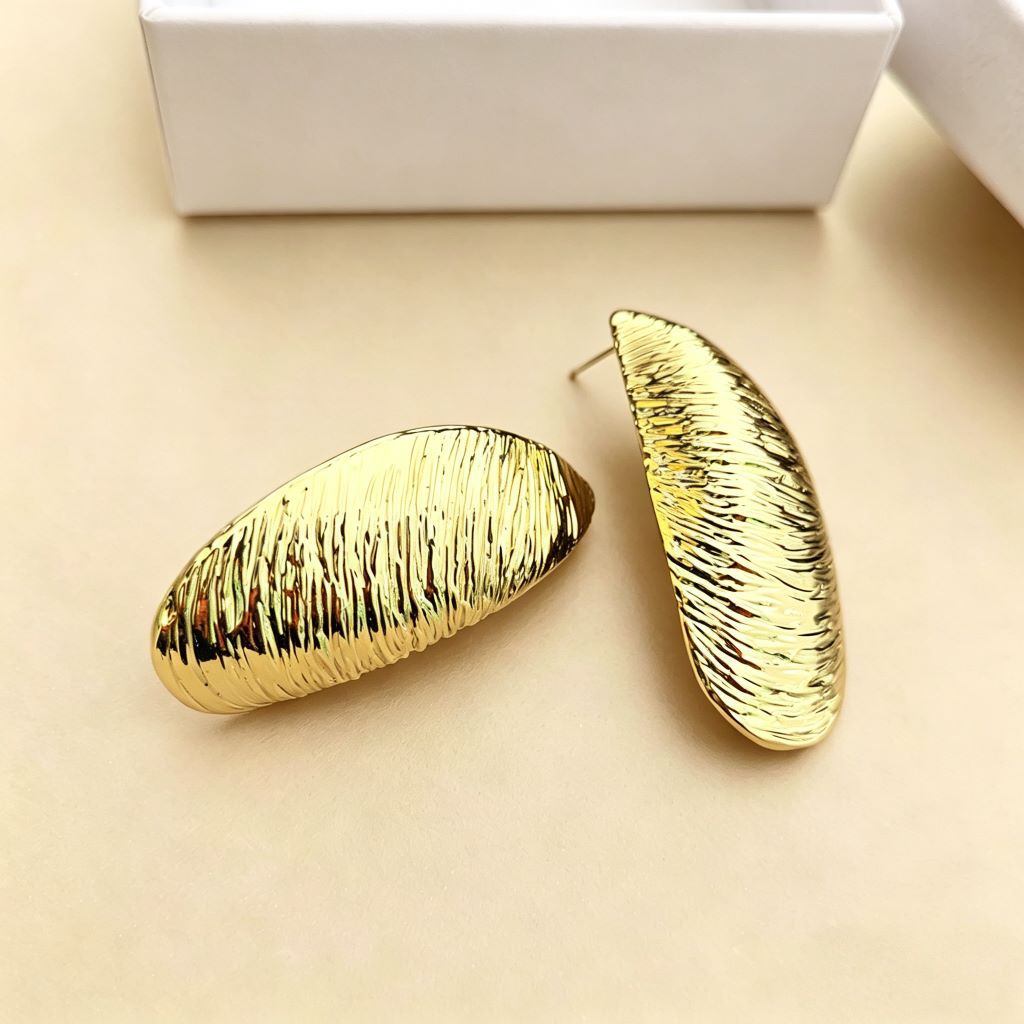 Women's Gold Shell Pattern Light Luxury Thread Curved Earrings
