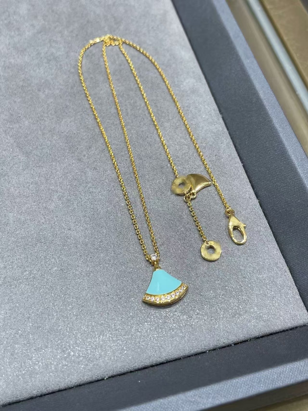 Version Fan-shaped Fritillary Female Rose Gold Necklaces